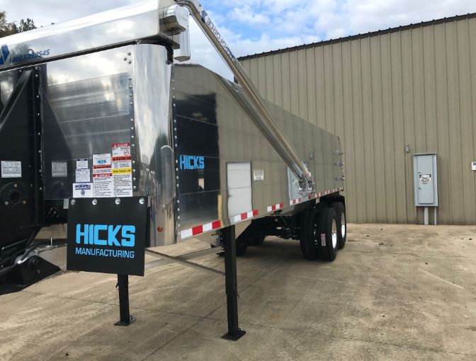 T6 Workhorse 28-Ft trailer front driver side with steel landing legs